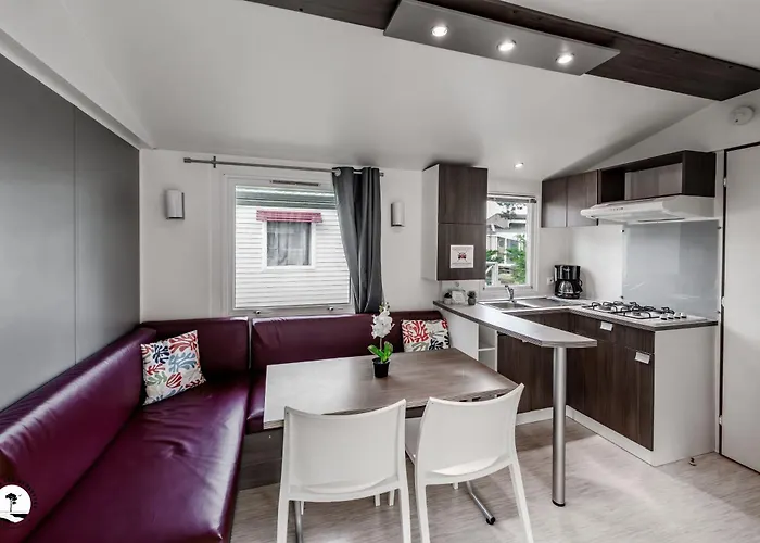 Les Violettes Kamp alanı